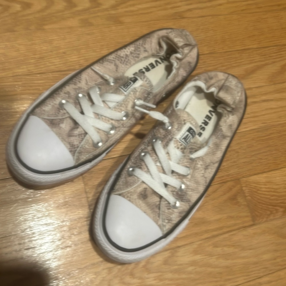 Like new!! Converse slip-on sneakers